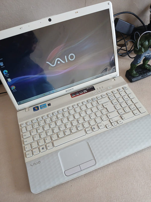 Notebook Sony Vaio PCG-71911X i3-2370M - Memoria 8GB SSD 120GB GB Tela 15.6"